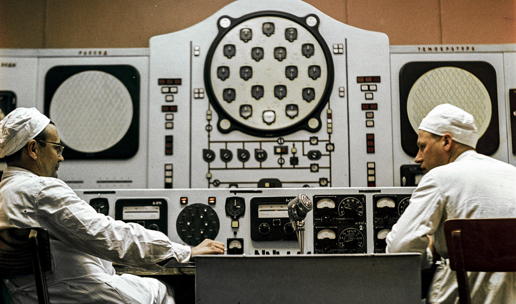 Pupitre de commande de la centrale nucléaire d’Obninsk. 1964.
