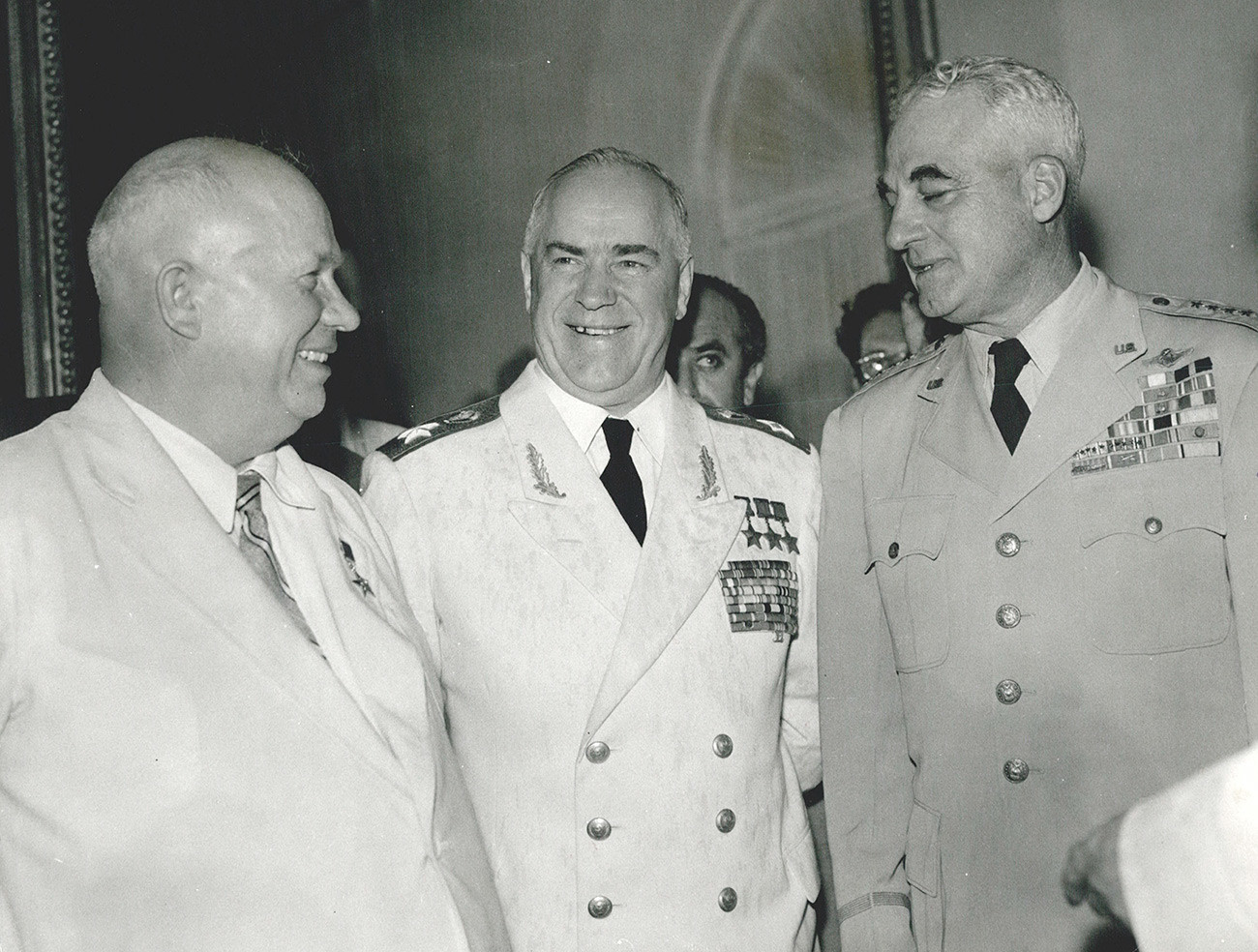 Georgi Schukow mit Nikita Chruschtschow (l) und dem Chef der US-Luftstreitkräfte Nathan Twining (r) auf der Feier zum Tag der sowjetischen Luftstreitkräfte, 1952 