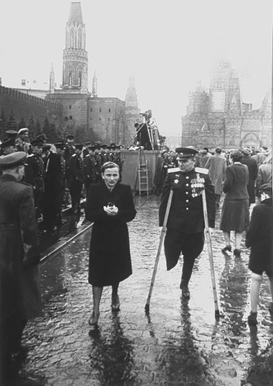 Mayor jendral Alexander Gladkov dan istrinya dalam parade Kemenangan pada 24 Juni 1945.