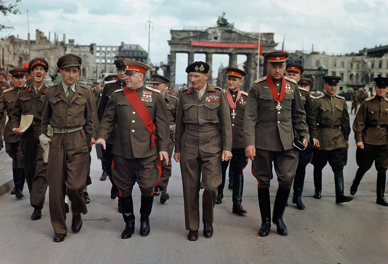 Маршал Георгий Жуков, фелдмаршал Бърнард Лоу Монтгомъри и съветски военни командири в Берлин