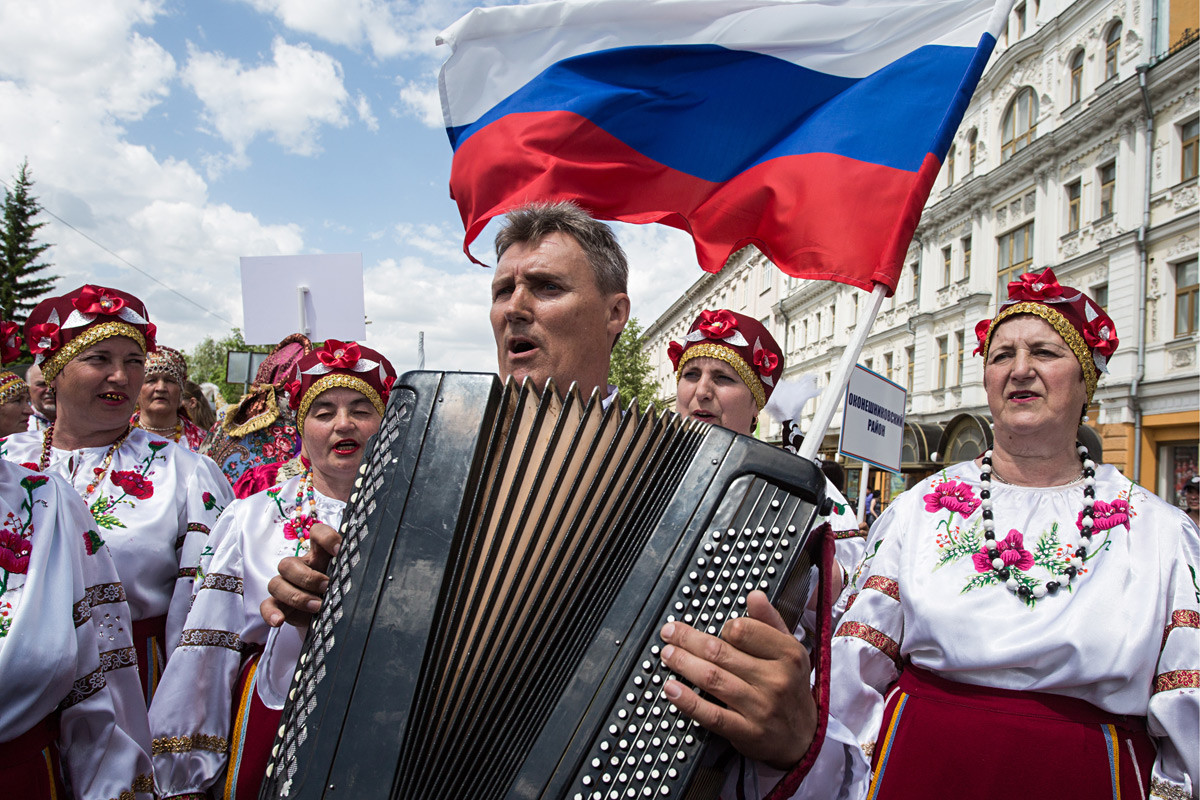 Људи у народној ношњи на паради посвећеној Дану Русије, Омск.