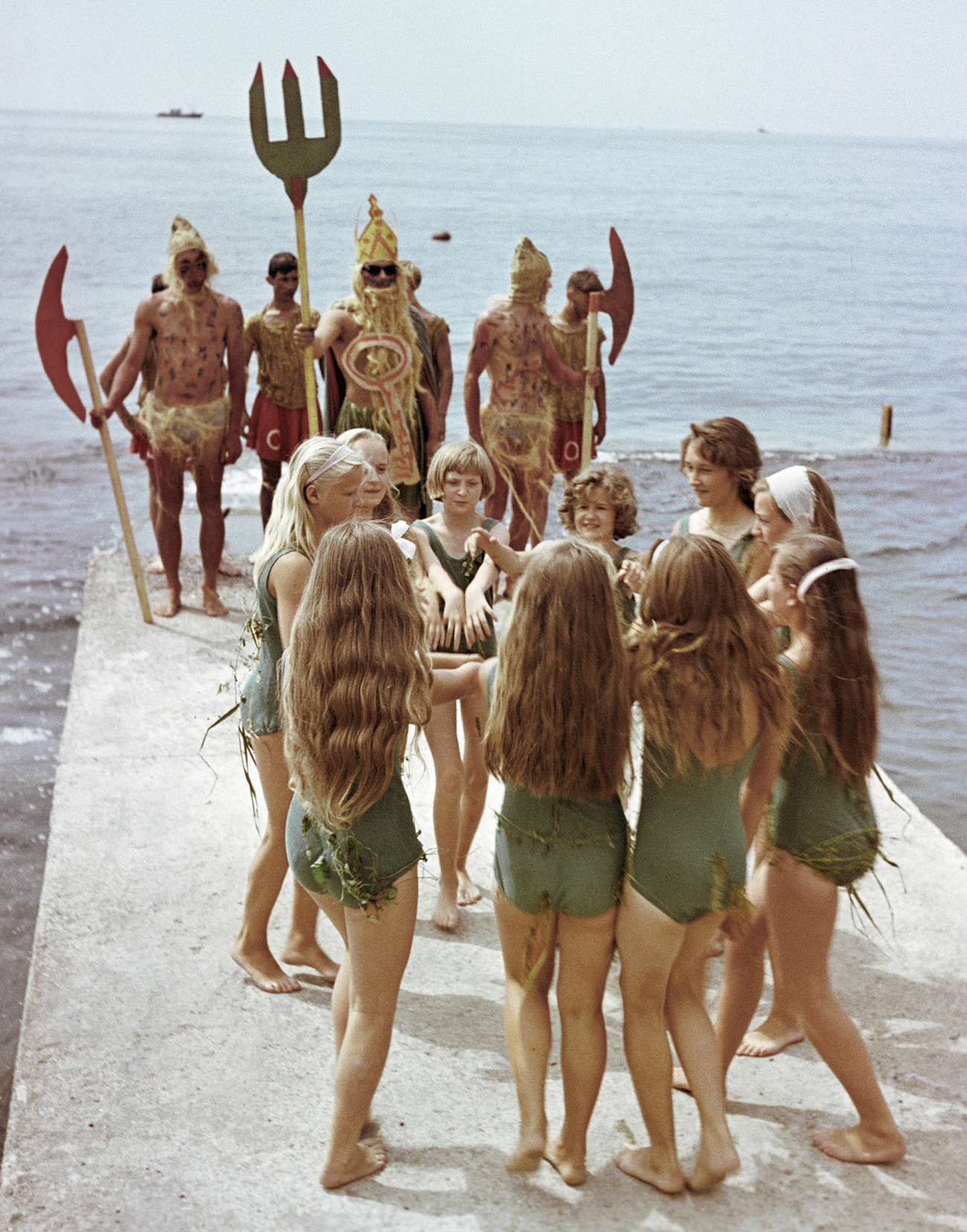 ピオネルキャンプ「モルスコイ」で「ネプチューンの日」に女の子たちが「海の神」の前で踊る。