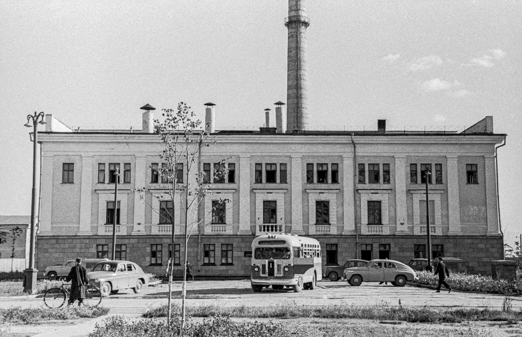 Primeira usina nuclear industrial do mundo, na cidade de Obninsk,110 quilômetros a sul de Moscou, 1955.