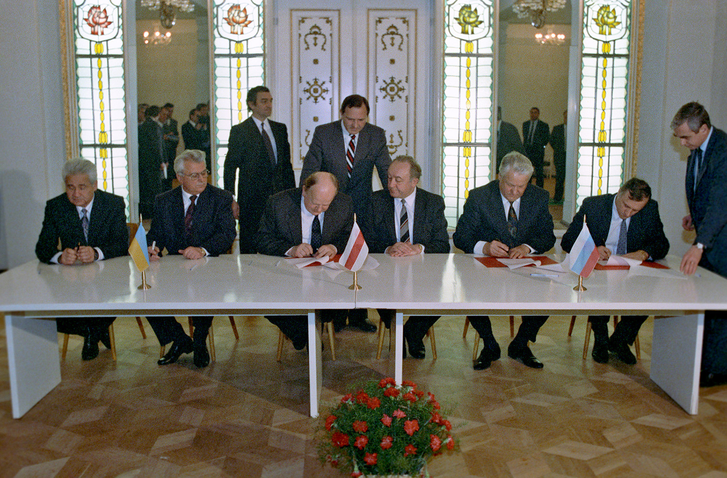 Лидеры России, Белоруссии и Украины объявили о распаде Советского Союза и образовали Содружество Независимых Государств.