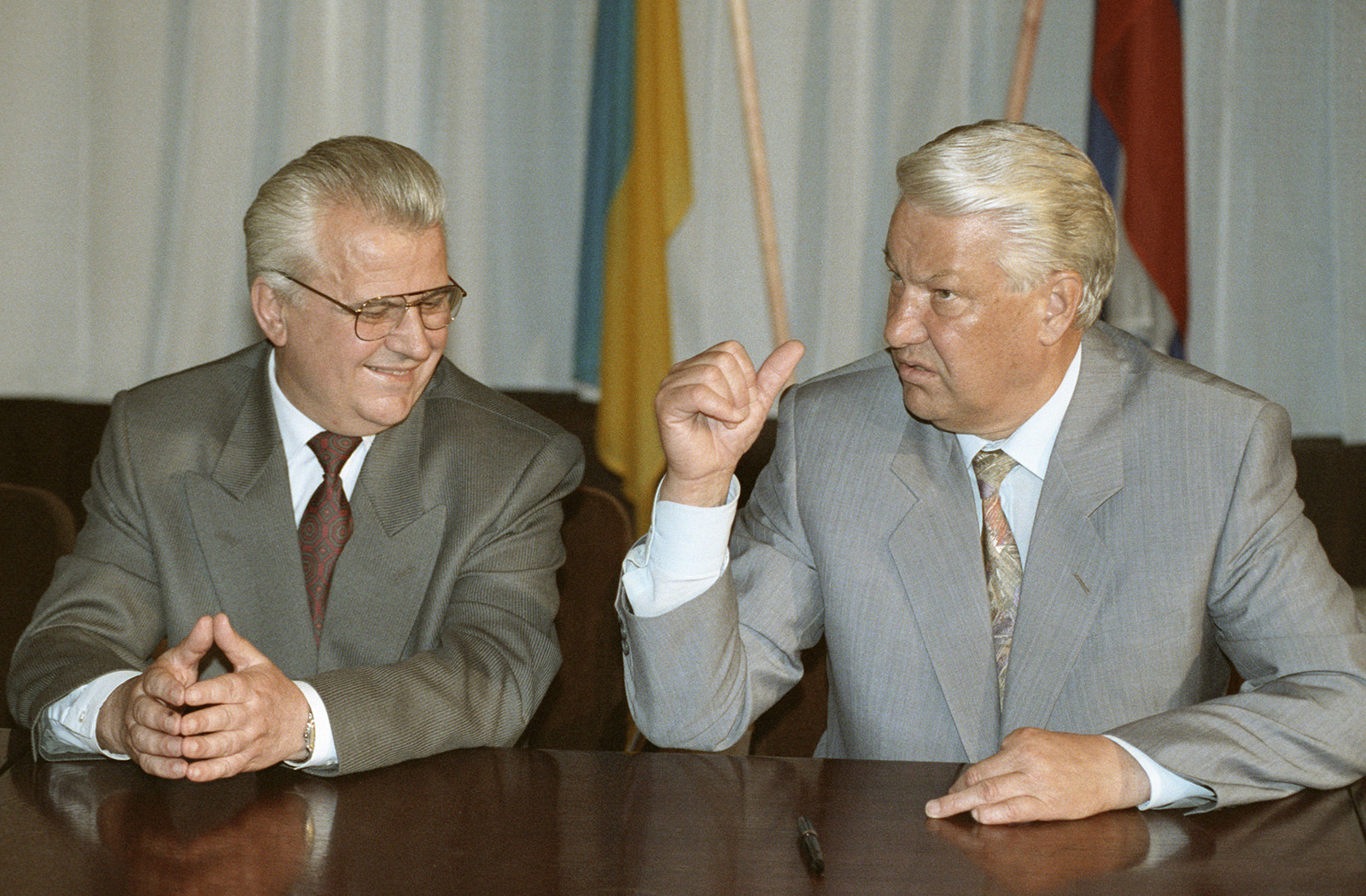 Президент Борис Н. Ельцин (справа) с Леонидом Кравчуком (слева), лидером Украины 