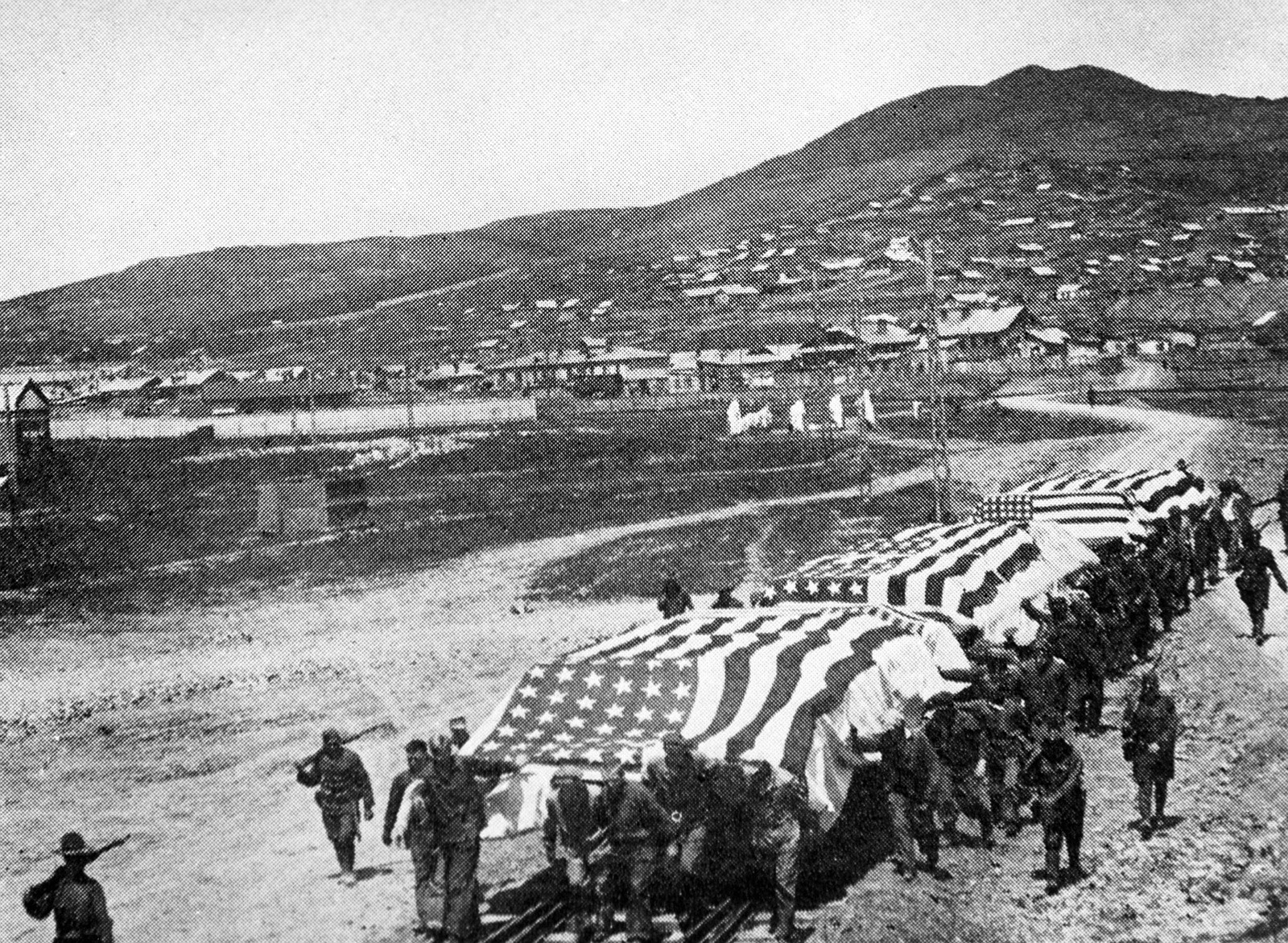 Амерички интервенти терају мртвачке сандуке прекривене америчким заставама, руски Далеки исток, април 1920.
