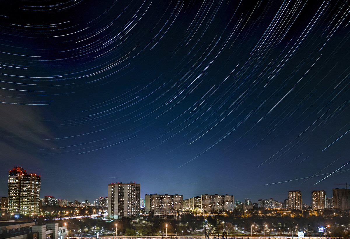 Una noche estrellada fuera del centro de la ciudad.