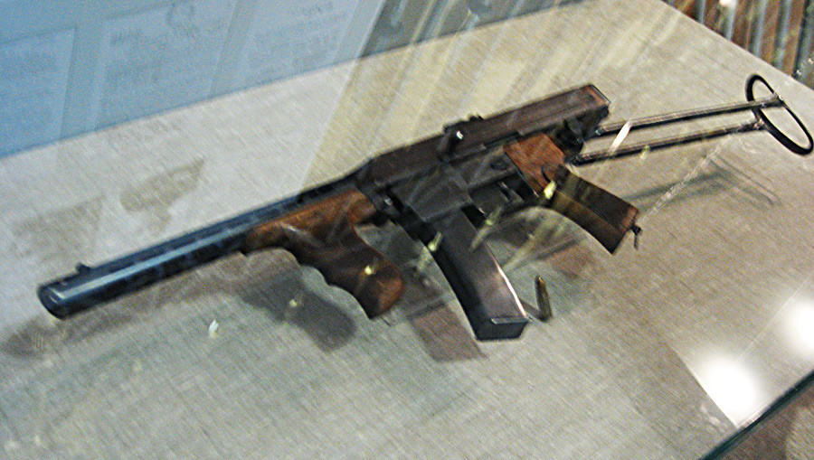 Првиот пиштол-митралез на Михаил Калашников.

