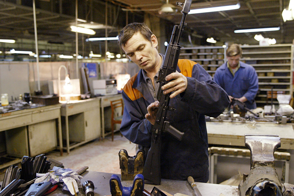Работници прават АК-47 на лента во фабрика за оружје, 23 ноември 2002 година, Ижевск, 1000 километри источно од Москва.


