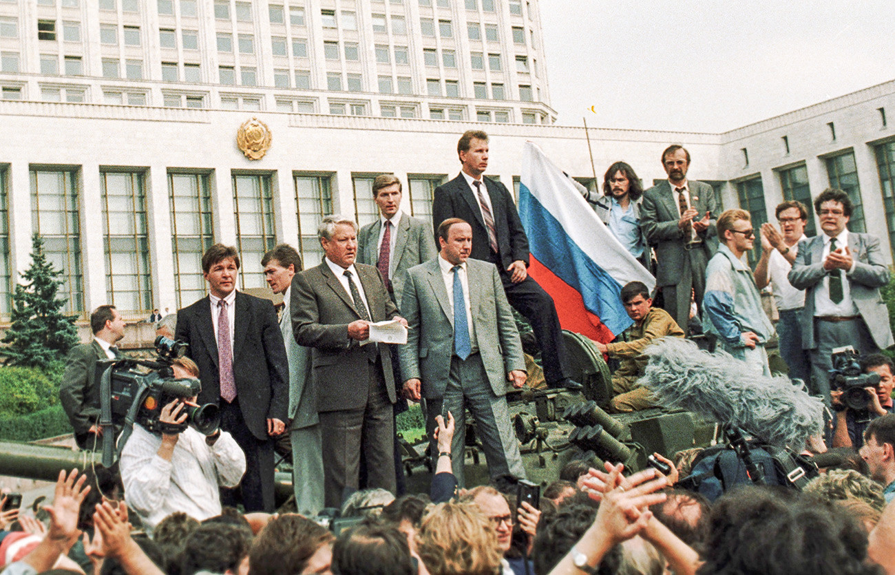 Председник Русије Борис Јељцин држи говор испед зграде Савета министара РСФСР за време државног преврата у августу 1991. године.
