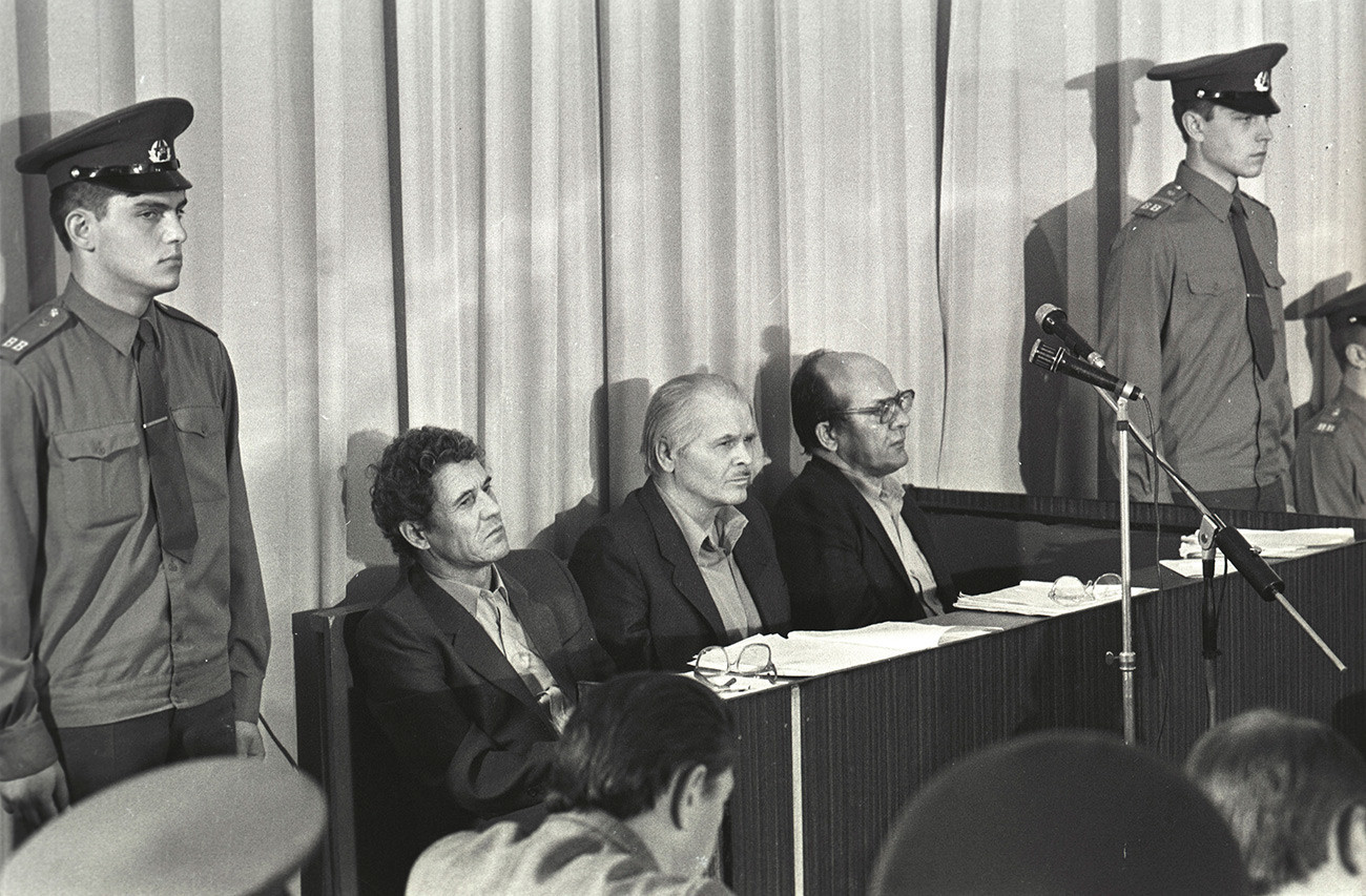 Da esq. para a dir.: o diretor da usina Víktor Briukhânov, Anatóli Diátlov e o engenheiro-chefe Nikolai Fomín no tribunal.