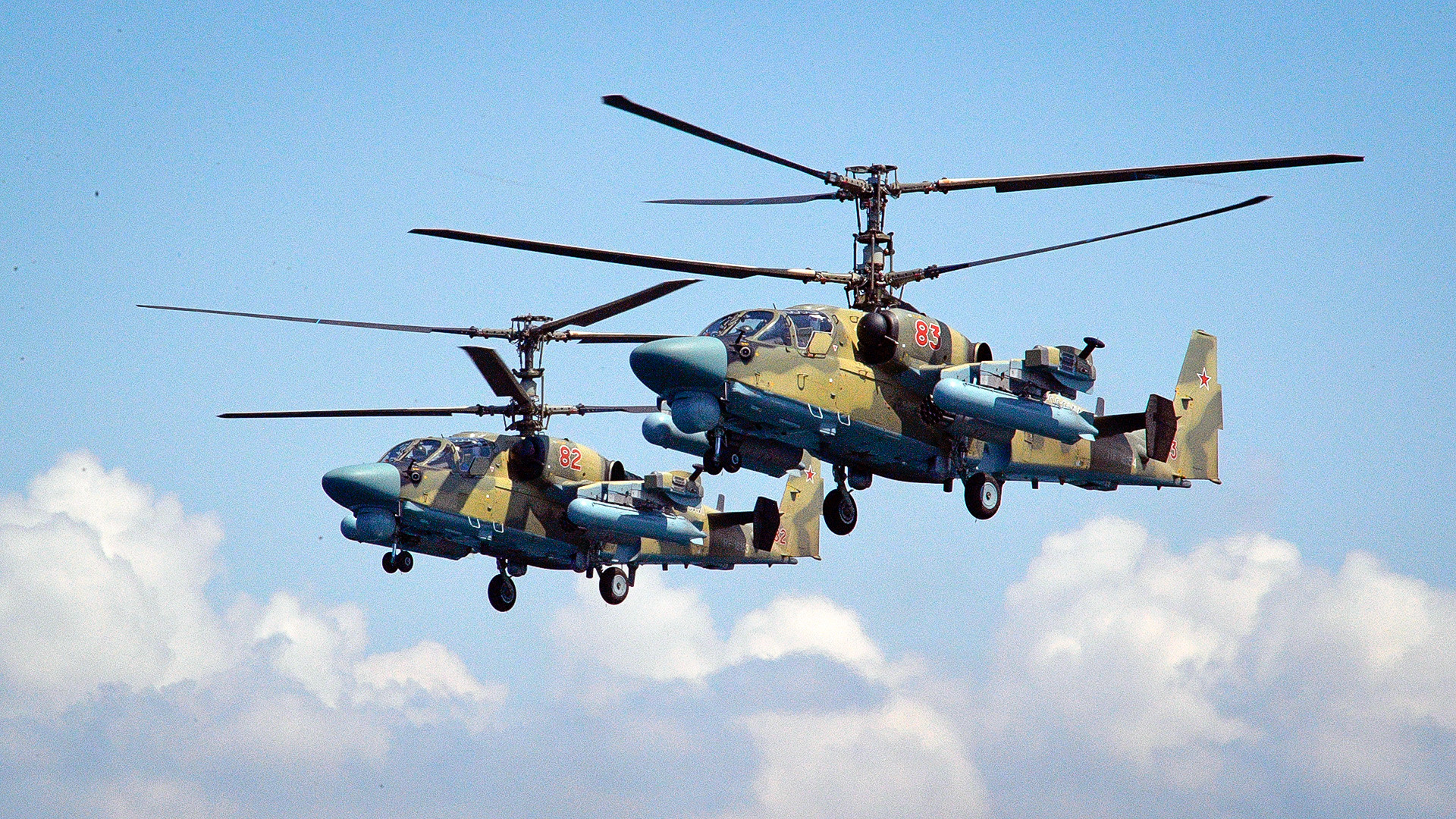 セヴァストーポリで行われた「海軍の日」のパレードに参加しているヘリコプターKa-52。