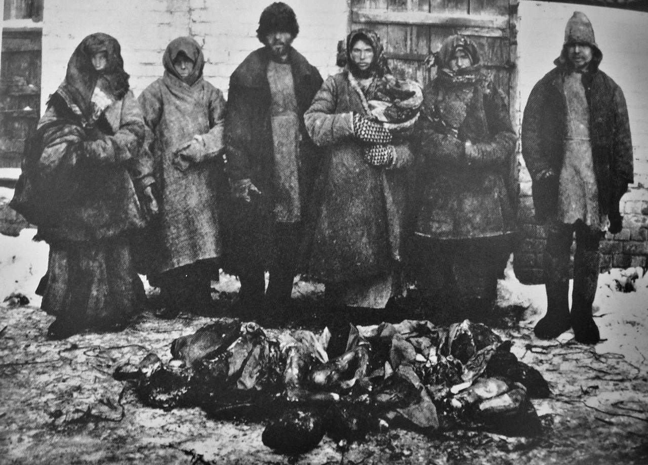 Seljaci optuženi za kanibalizam i ostaci njihovih žrtava. Buzuluk, Samarska oblast, 1921.