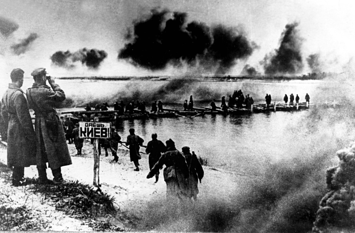 Crvena armija prelazi Dnjepar tijekom vojne operacije za oslobođenje Kijeva od Nijemaca u Drugom svjetskom ratu.
