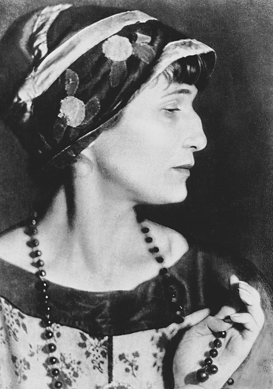 Anna Akhmatova, photo by Moisei Nappelbaum