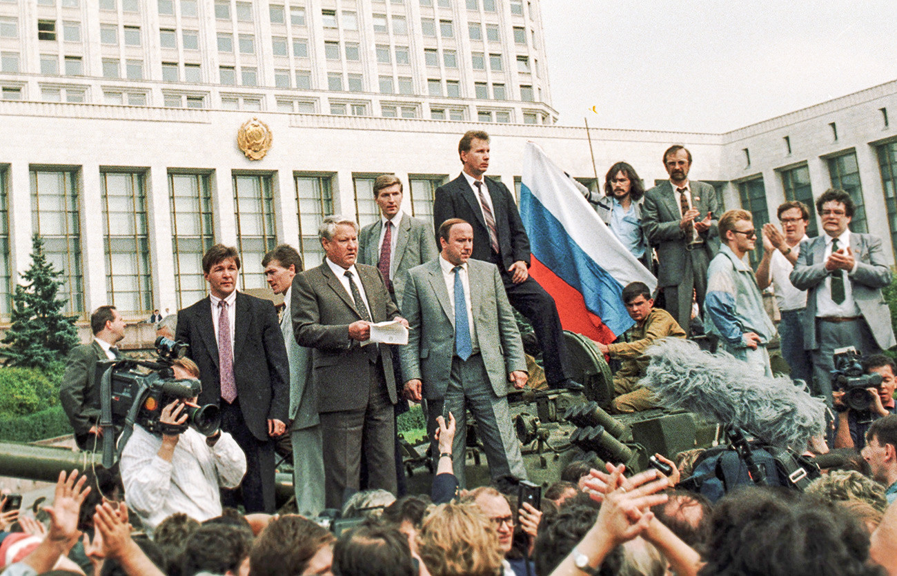 Государственный переворот. Ельцин на броневике 1991. Ельцин на броневике 1991 Немцов. Ельцин на броневике 1991 фото. Ельцин на броневике фото.