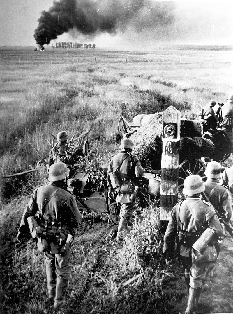 Војските на Вермахтот ги преминуваат границите на Советскиот Сојуз на 22 јуни 1941.
