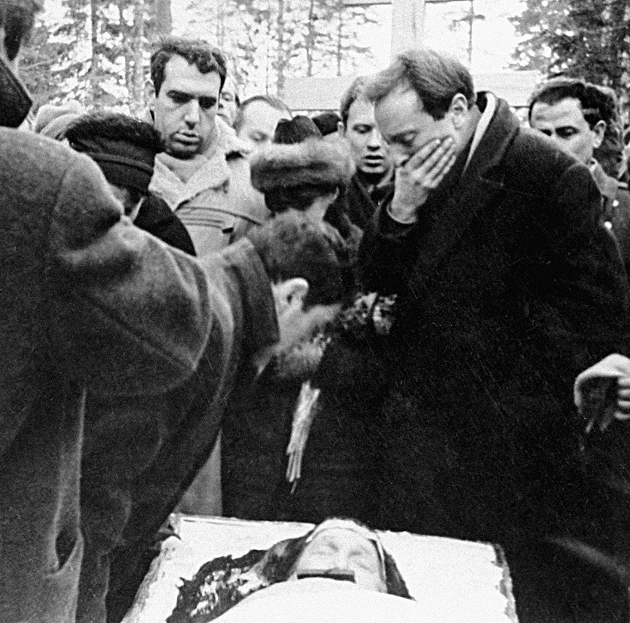 詩人ヨシフ・ブロツキー（右）とエヴゲニー・レイン（中央）。アンナ・アフマートワの葬式の時。