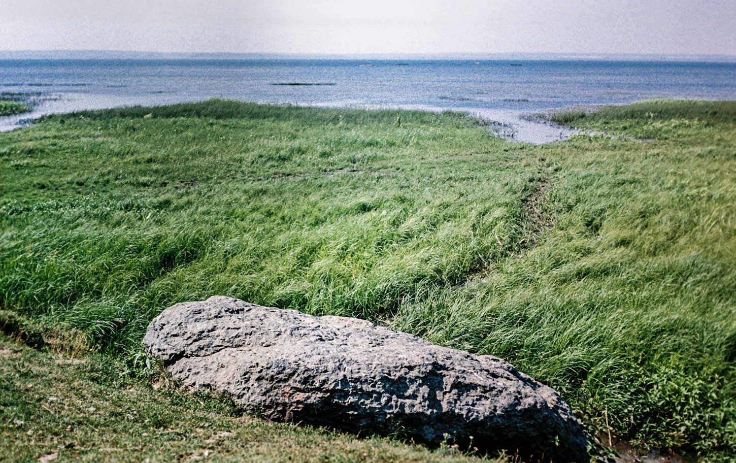 Legendarni »Modri kamen« na bregu jezera Pleščejevo