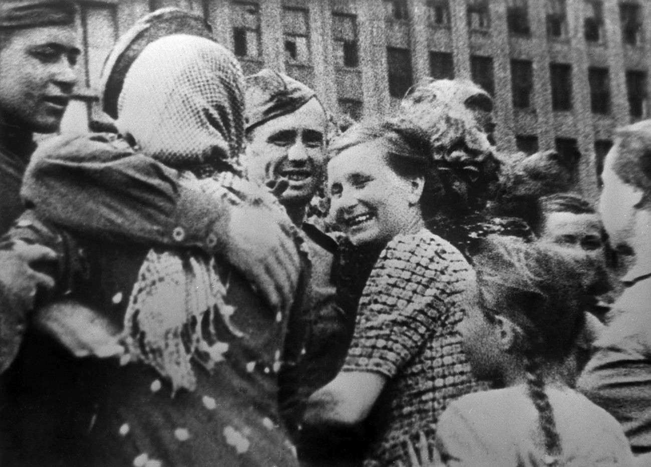Prebivalci Minska med sprejemom sovjetskih vojakov, julij 1944