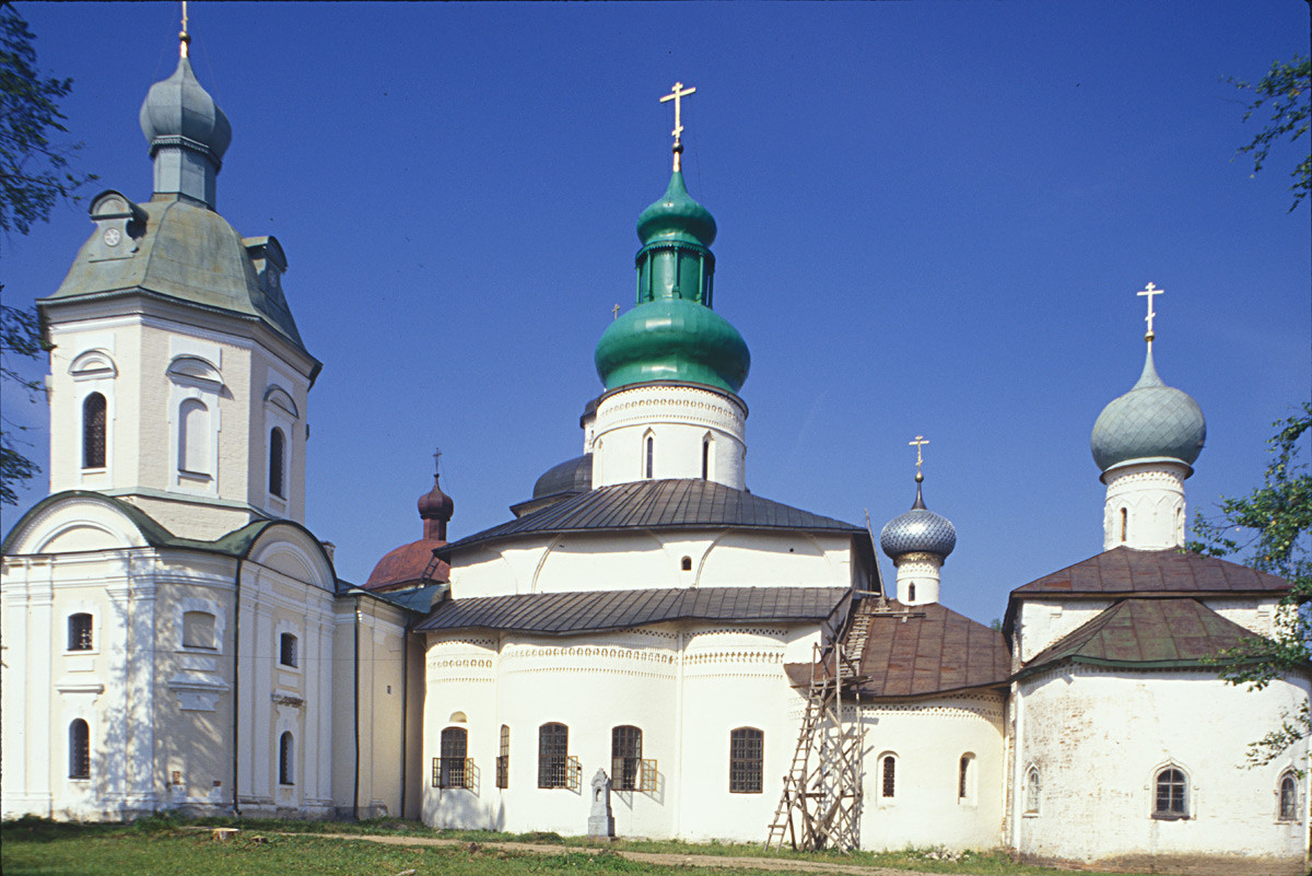 Kirillov. Monastero di Kirillo-Beloserskij. Complesso della cattedrale, vista est. Da sinistra: Chiesa di San Cirillo, Cattedrale della Dormizione, Chiesa di San Vladimiro, Chiesa di Sant’Epifanio. 15 luglio 1999