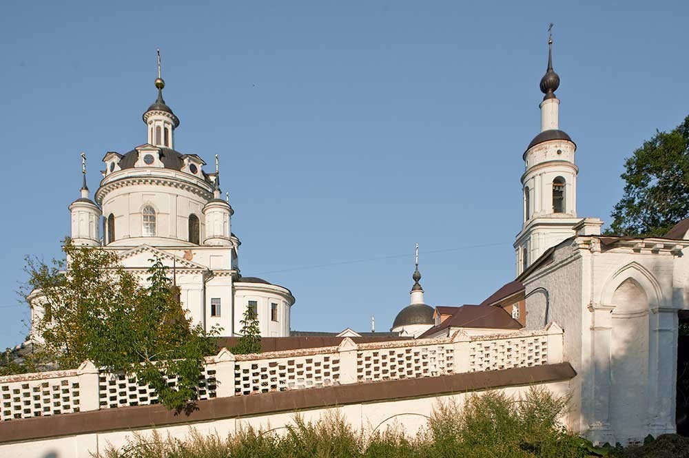 Convento de San Nicolás-Chernoostrovski. Puerta Norte con catedral de San Nicolás y campanario. 6 de agosto de 2016.