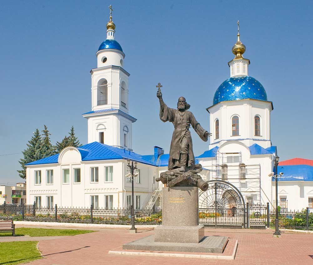 Maloyaroslávets. Monumento al sacerdote del Regimiento (2014), catedral de Kazán Icono de la Virgen, vista al sur. 7 de agosto de 2016.