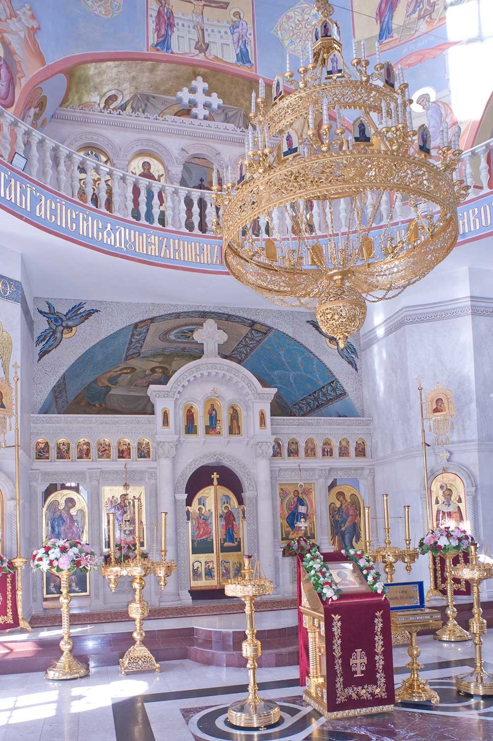 Convento de San Nicolás-Chernoostrovski. Catedral de San Nicolás, interior con nueva pantalla de iconos. 8 de agosto de 2016.