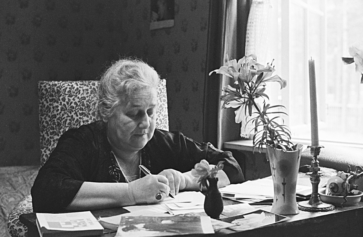 Anna Akhmatova dans son bureau à Leningrad 