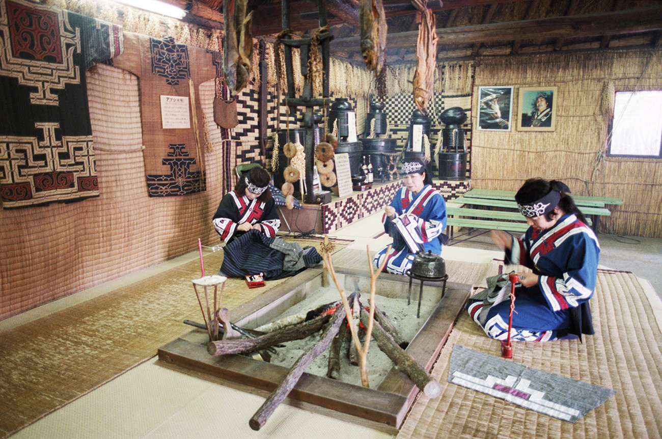 Коренные жители острова Хоккайдо айны в своем доме