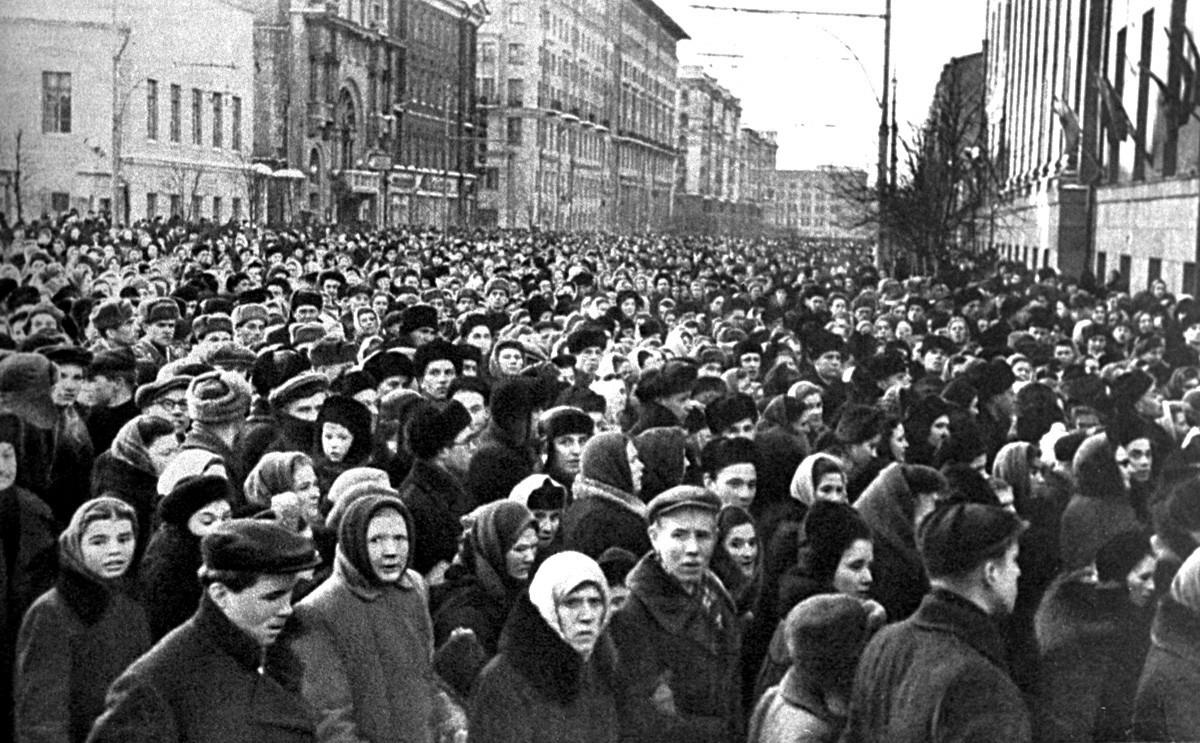 Suasana jalan di Moskow ketika prosesi pemakaman Joseph Stalin berlangsung.