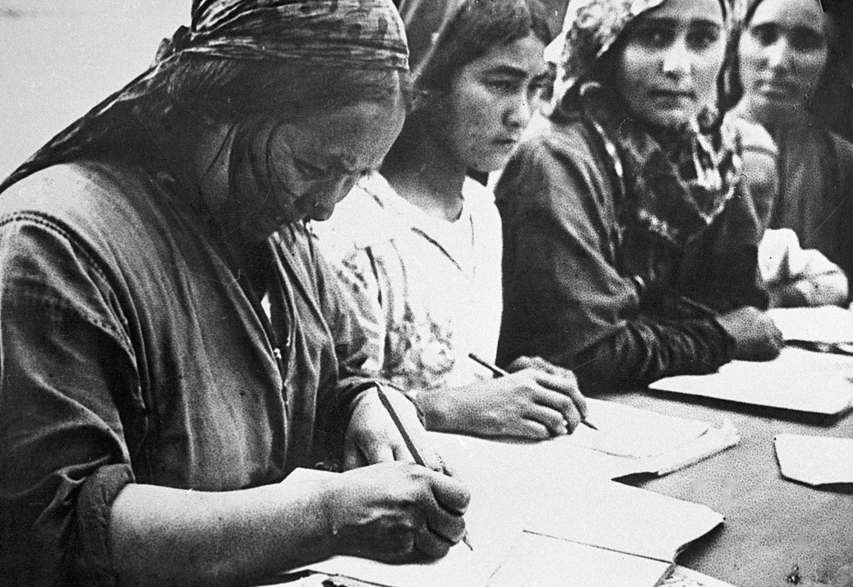 Femmes turkmènes pendant une leçon de grammaire, Turkménistan, 1926