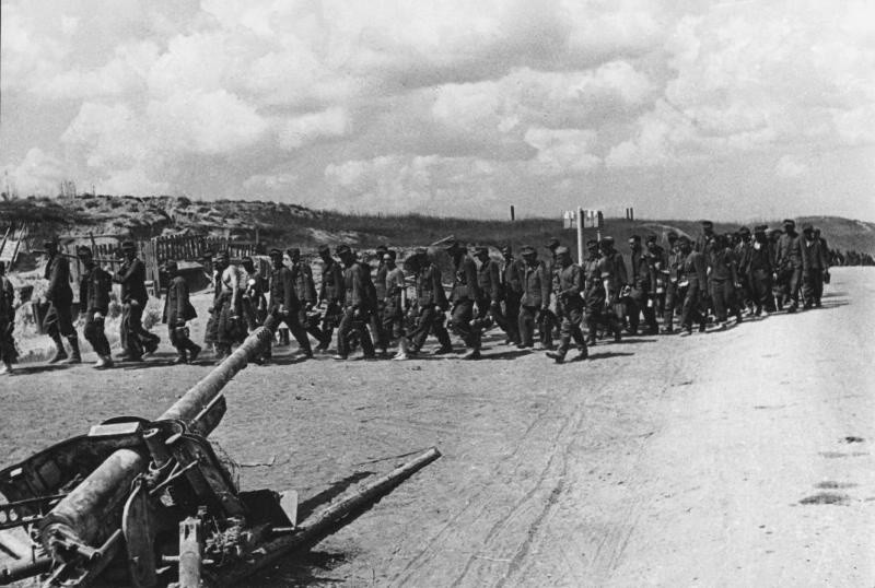 Успешно остварен план операције „Багратион“, колоне заробљених фашистичких војника на путевима Белорусије.