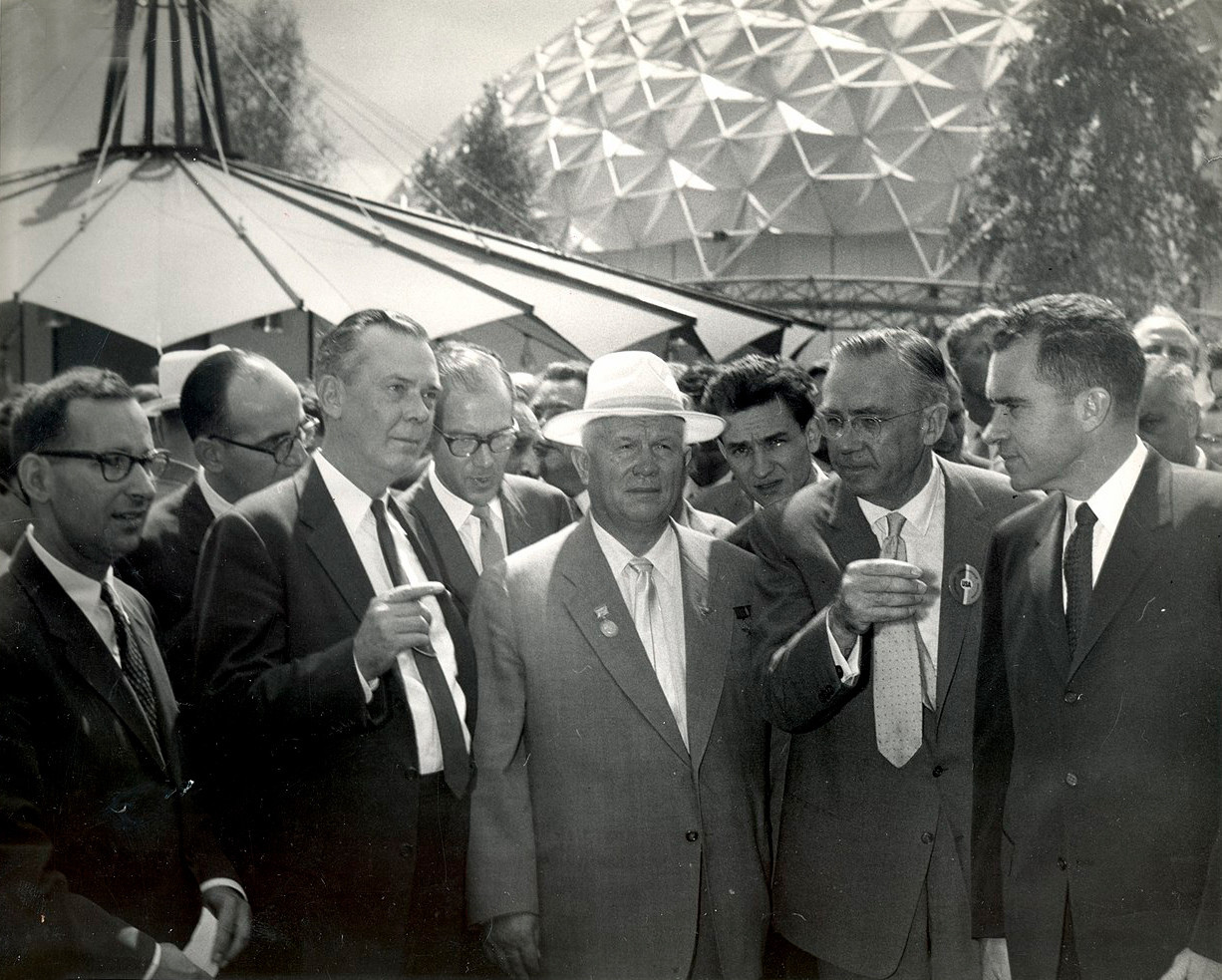 Nixon (desno) i Nikita Hruščov (u sredini) razmatraju dobre i loše strane američkog i sovjetskog načina života.
