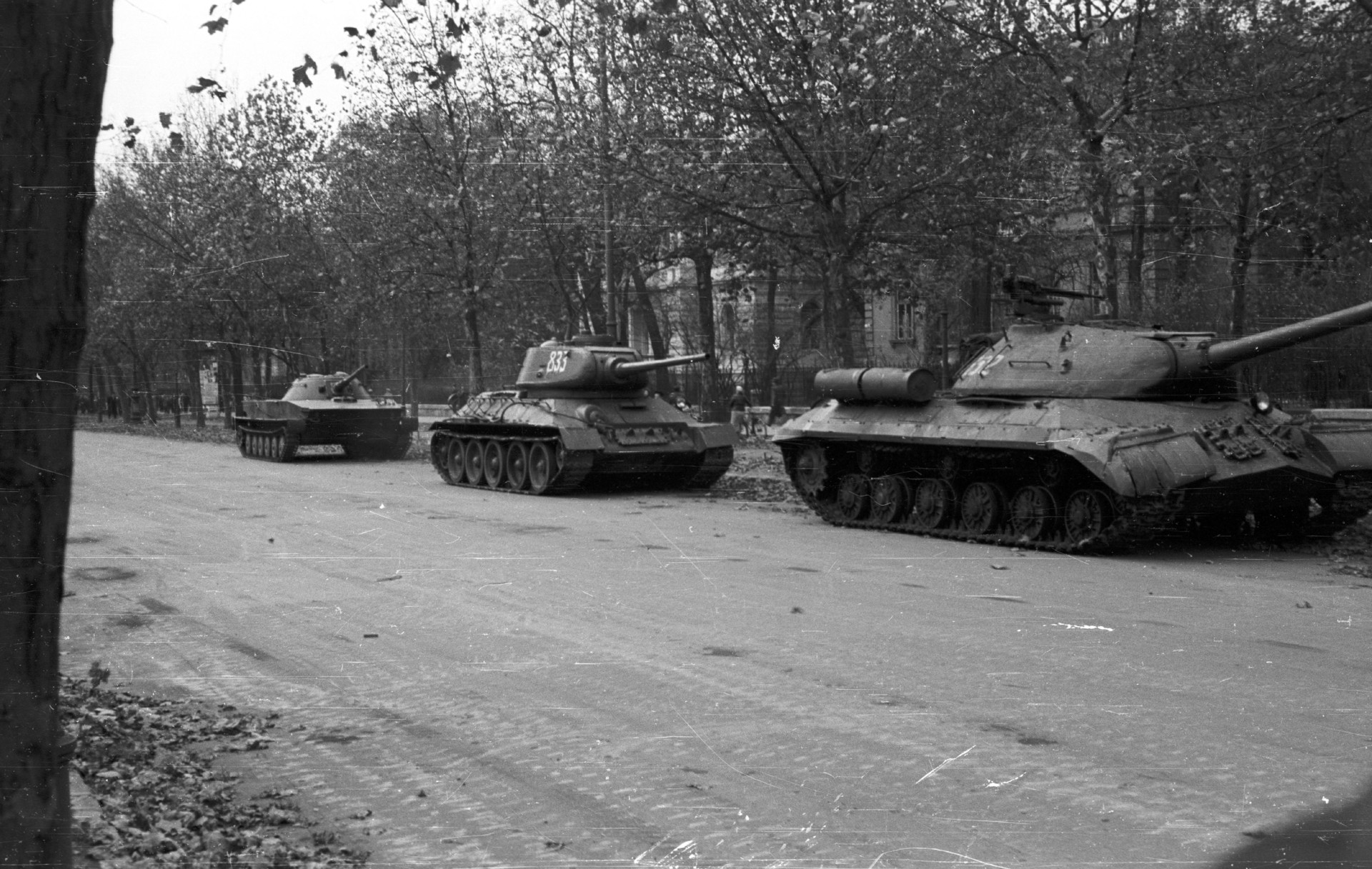 A la derecha, un IS-3 junto a otros blindados soviéticos.