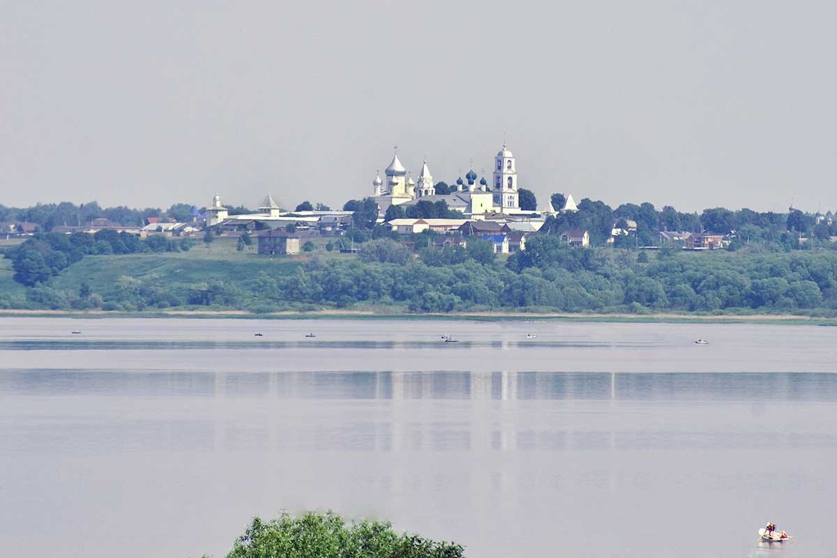 Pleshscheyevo Lake. View from Veskovo toward Monastery of St. Nicetas. June 7, 2019