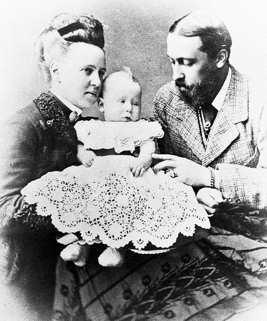 María Alexándrovna con su esposo duque Alfred y su hijo Alfred.