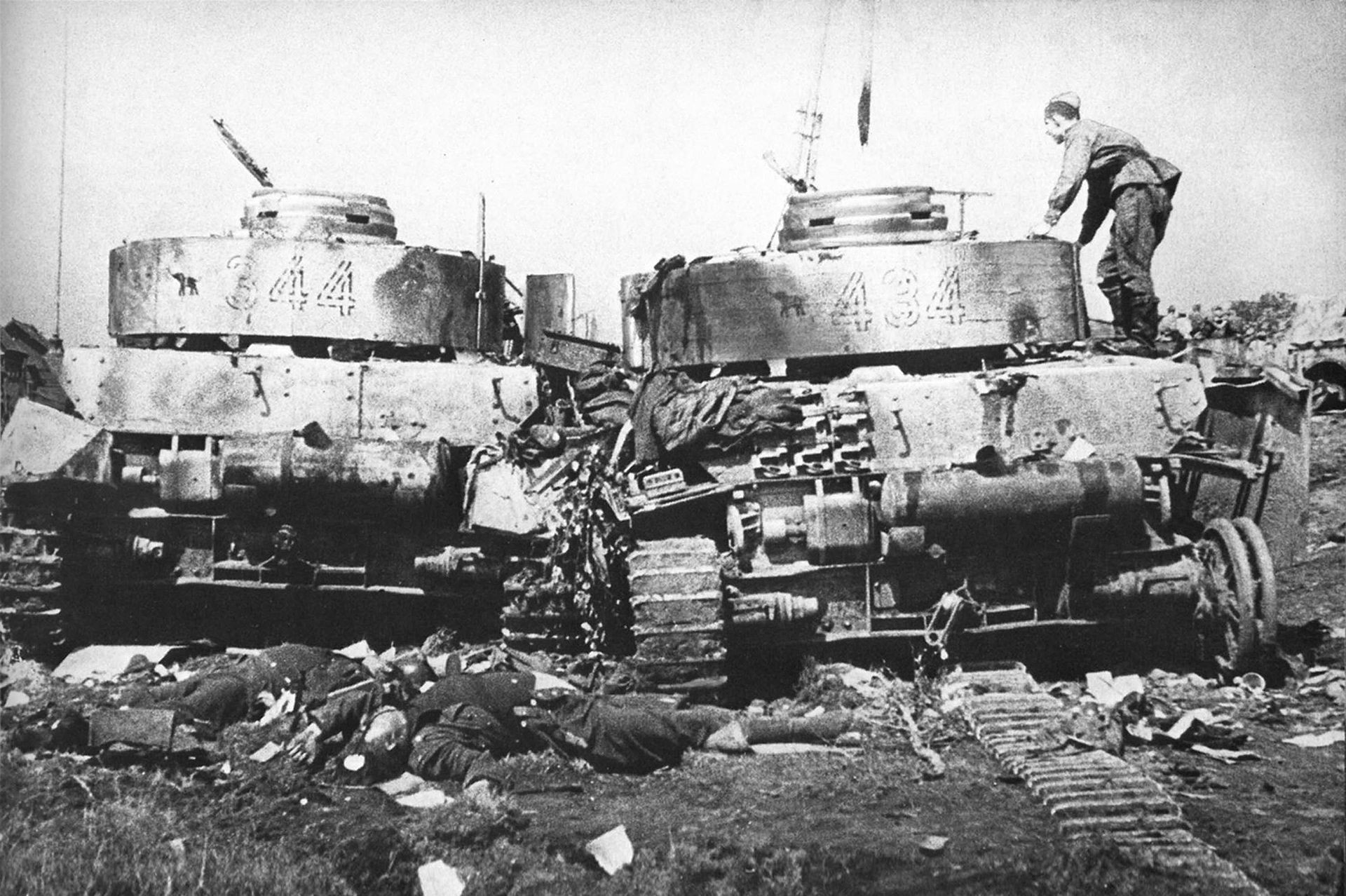 Съветски войник оглежда поразени танкове Pz-4 на 20-а танкова дивизия в околностите на Бобруйск.