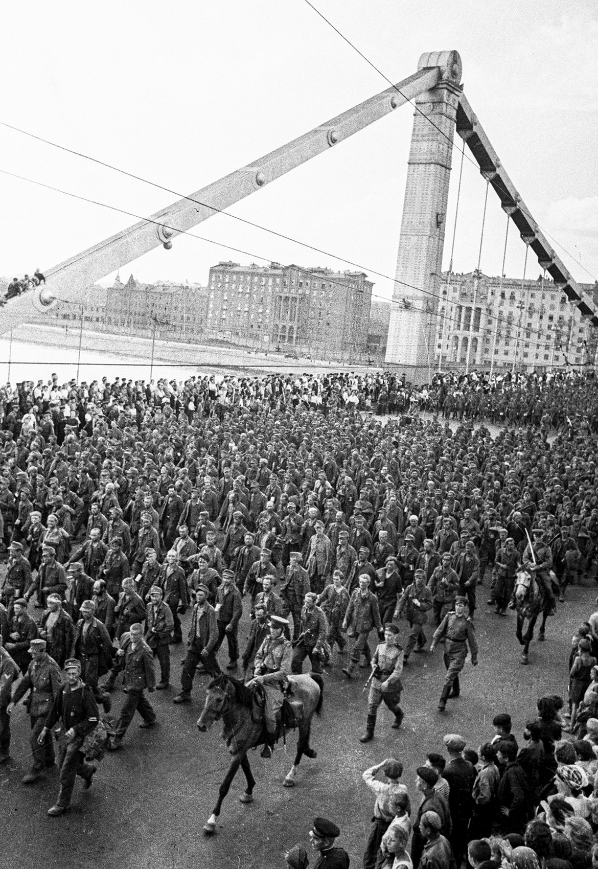 Колона от пленени фашистки войници преминават по Кримския мост към Курската гара. 