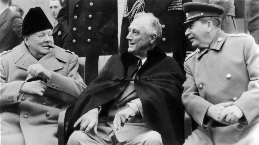 Ялта, февруари 1945 г. Уинстън Чърчил, Франклин Рузвелт и Йосиф Сталин (отляво надясно)