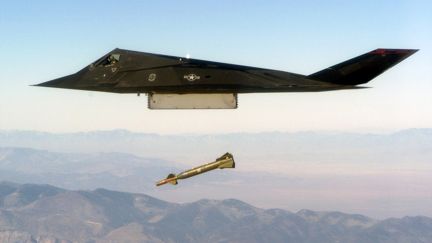 Avión furtivo de ataque F-117 Nighthawk.