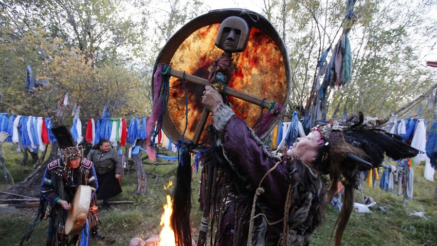 Des chamans de la République de Touva (Sud de la Sibérie) participant au rituel de Kamlanié, près de Kyzyl, la capitale.