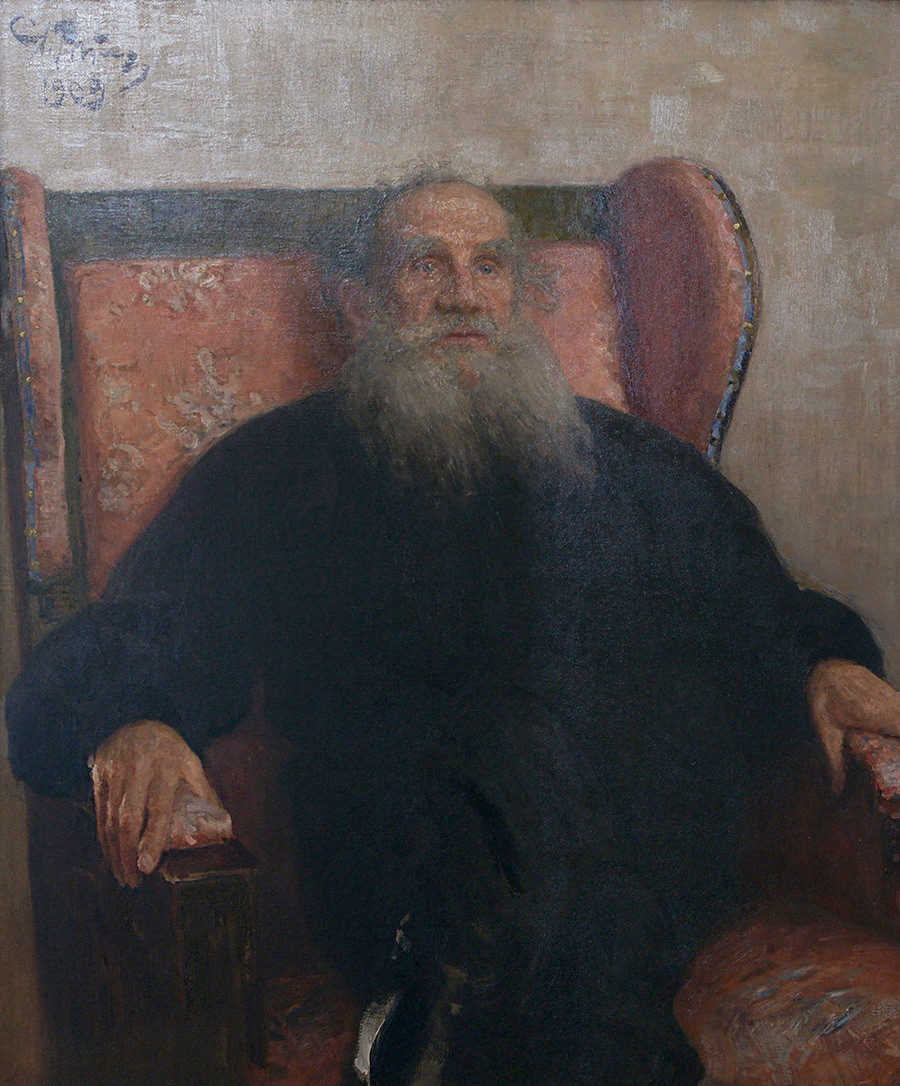 『ばら色のソファに座るレフ・トルストイ』、1909年