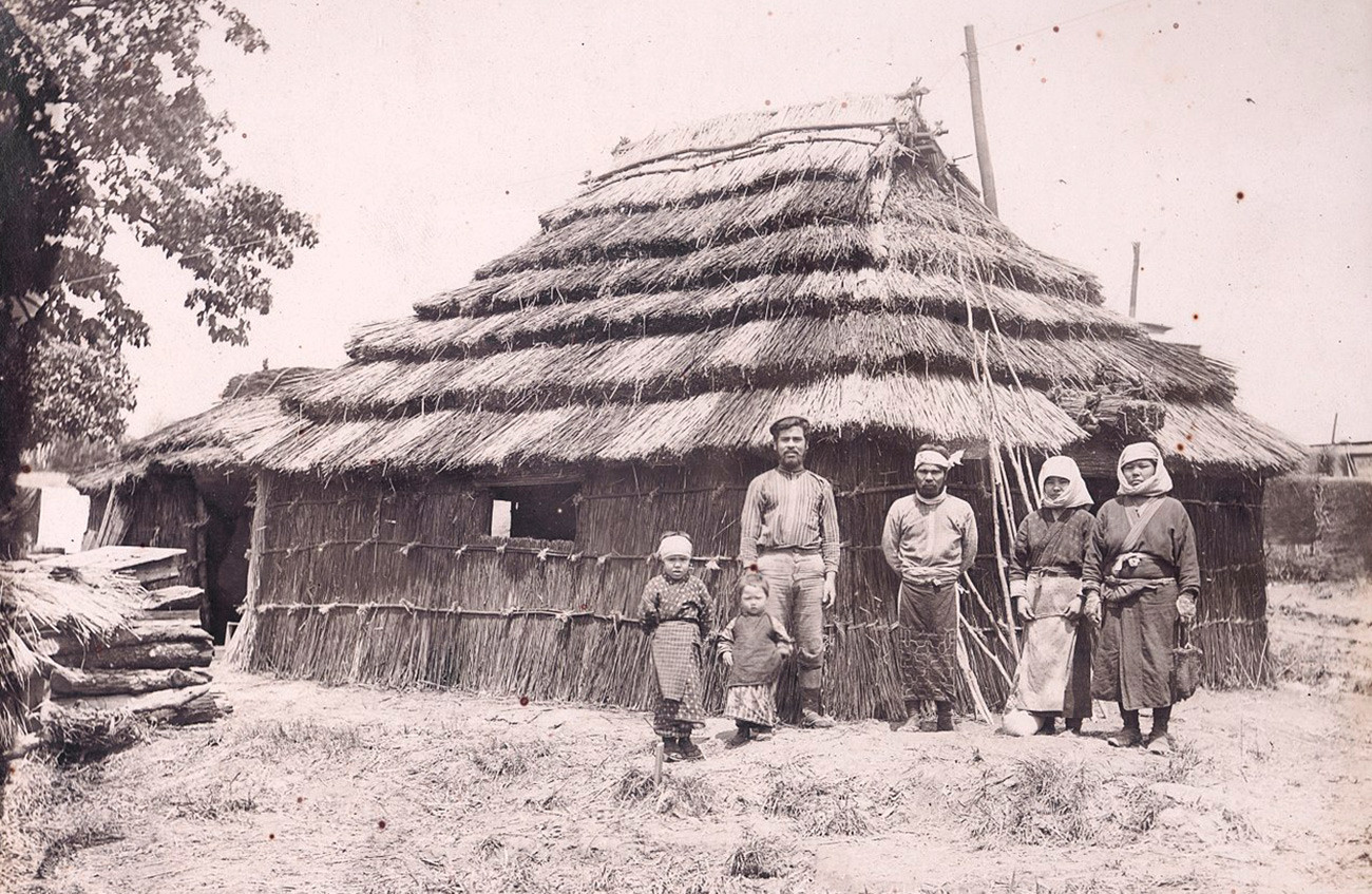 Ainu, kosmati narod sa Hokkaida, sjeverni Japan.

