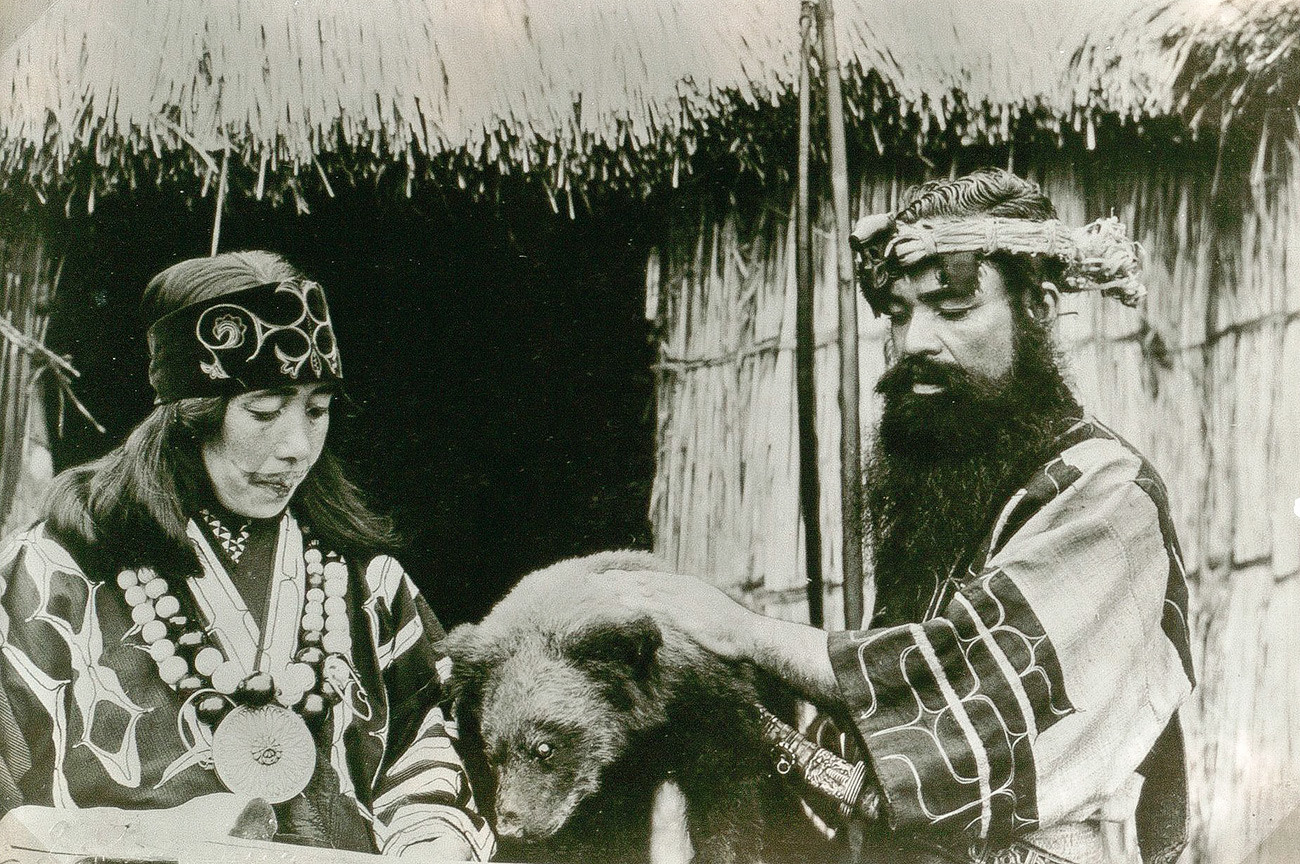 Bračni par iz naroda Ainu (žena ima tetovažu na licu).

