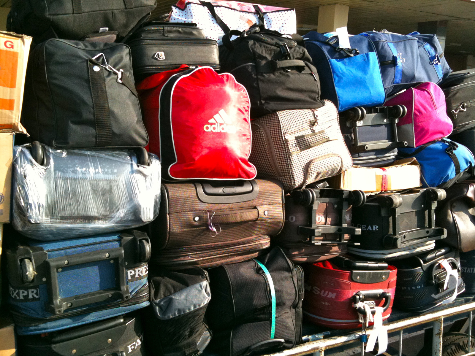 Можно сдать в багаж ноутбук. Сумка чемодан. Сумка багаж к. Багажные сумки для самолета. Багаж в самолете сумки,чемодан.