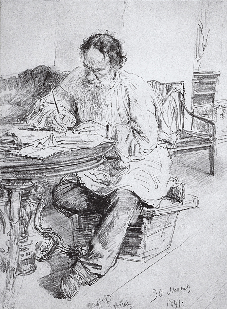 Л.Н. Толстој ради за округлим столом, 1891