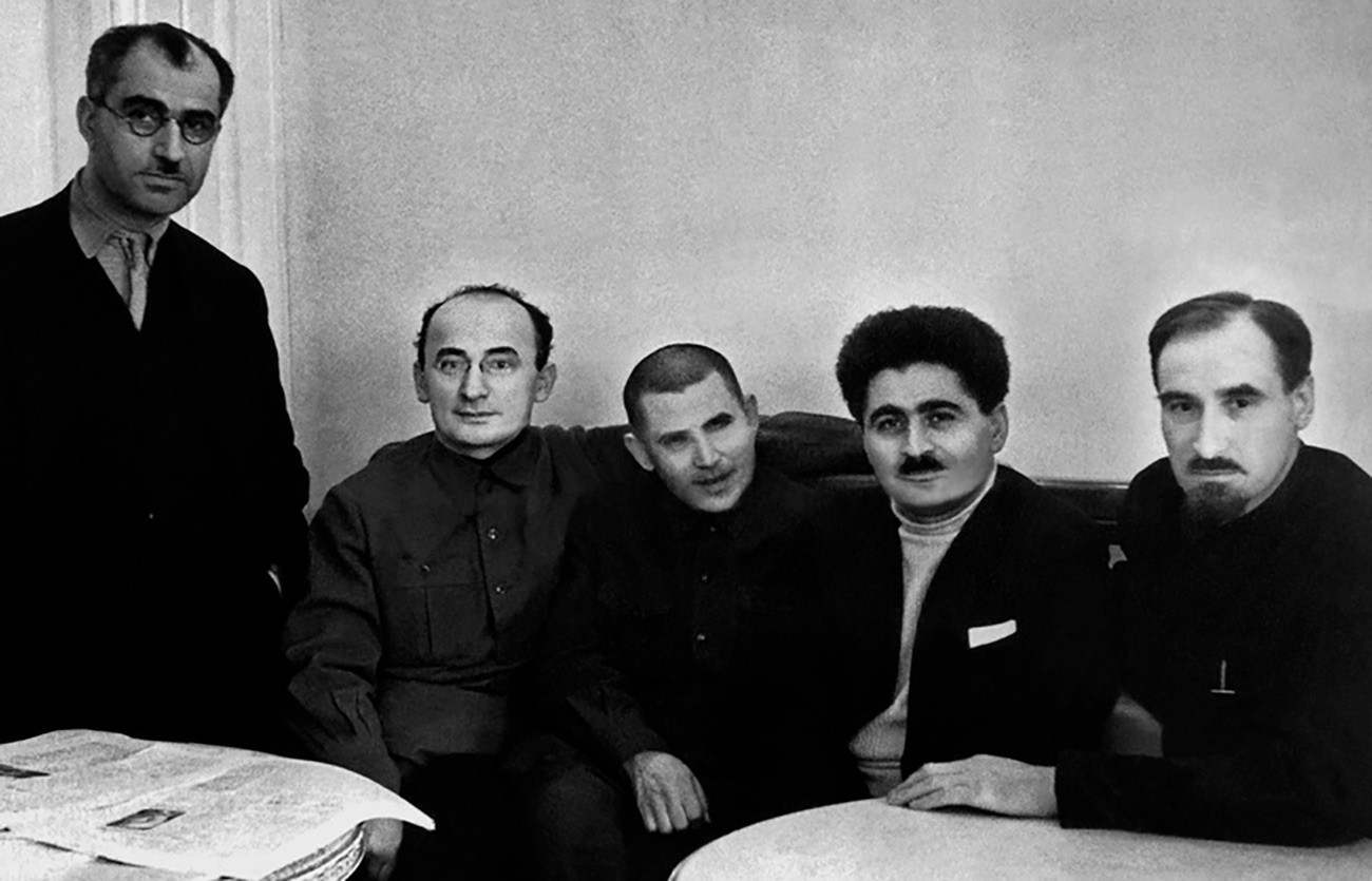 Lawrenti Beria und Nikolai Jeschow (im Zentrum)