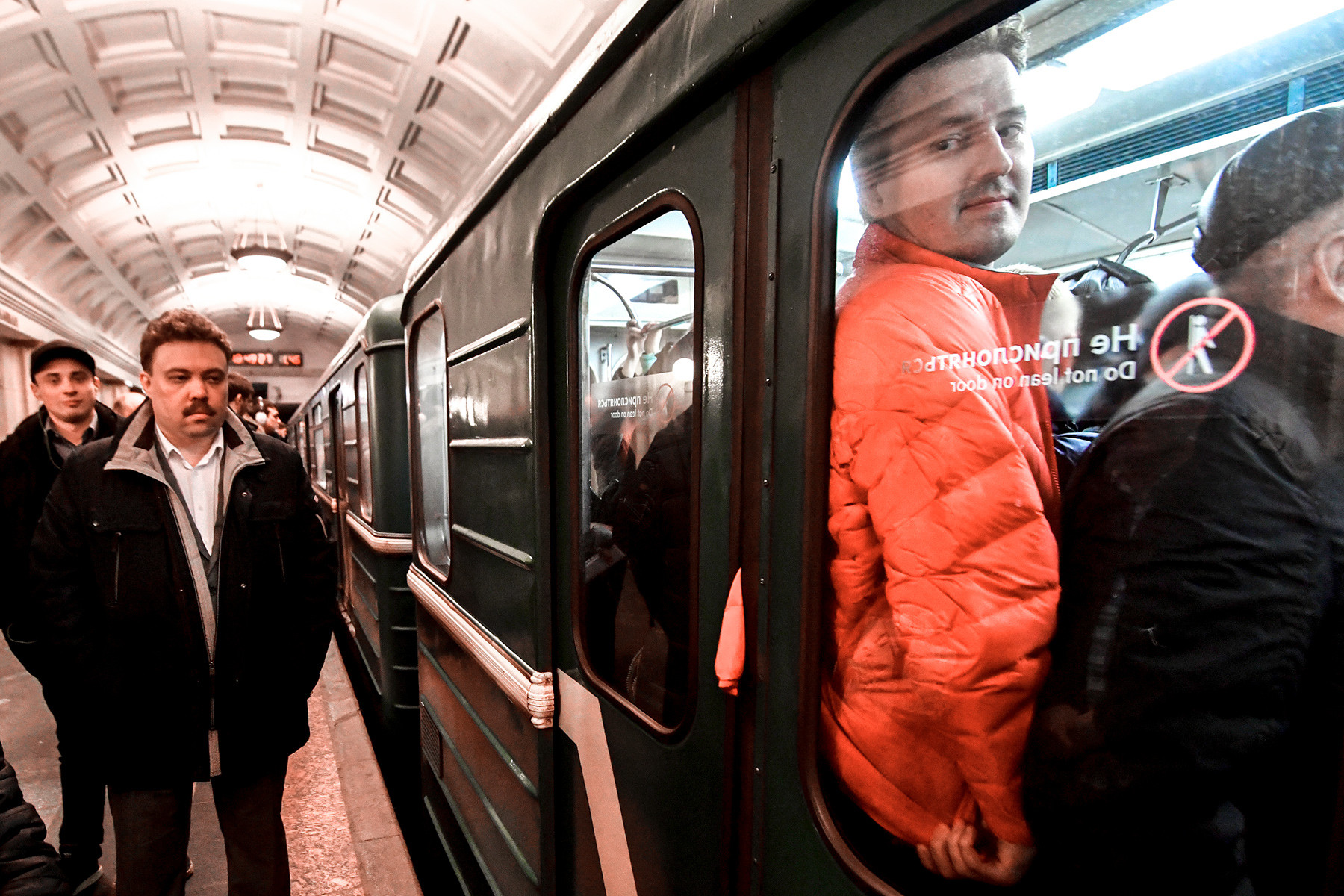 Км в час в метро. Двери метро. Поезда на зеленой ветке. Двери вагона метро. Поезда на зеленой ветке метро.