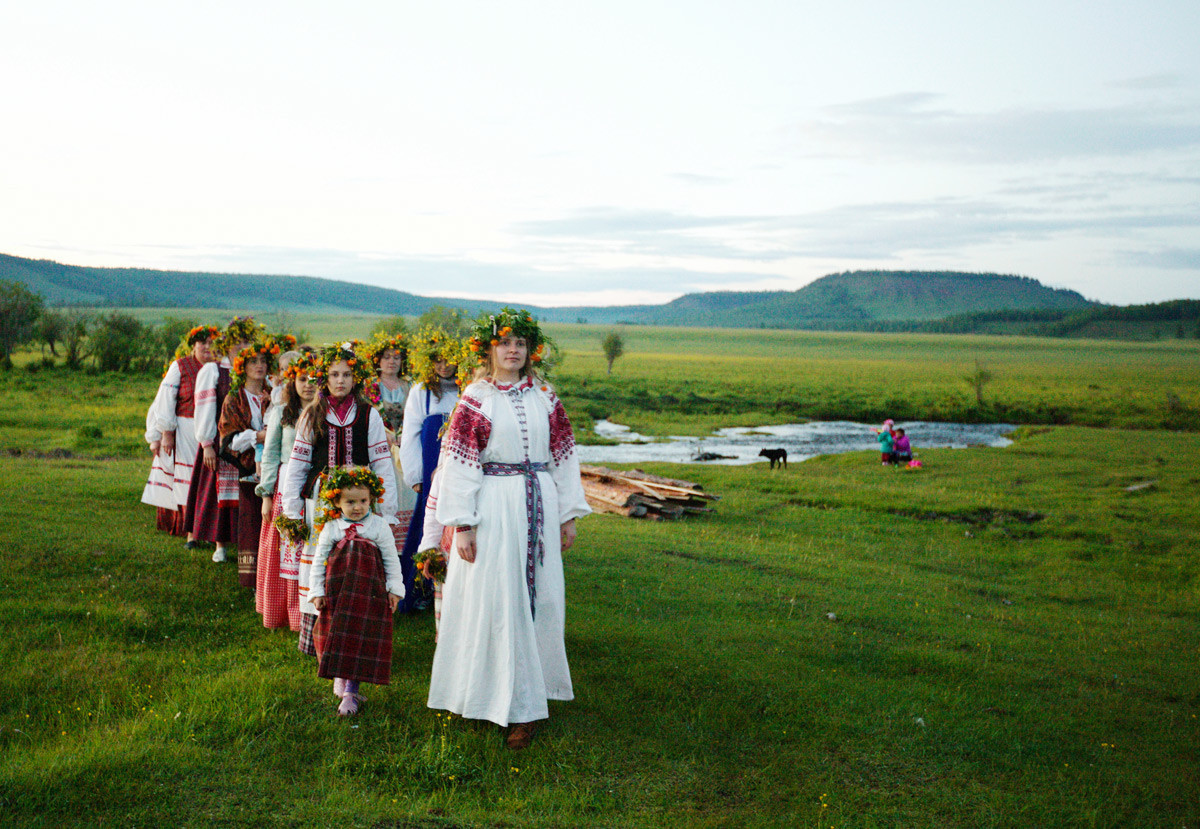 Garotas com crianças durante o antigo festival popular Rusal na Bielorrússia